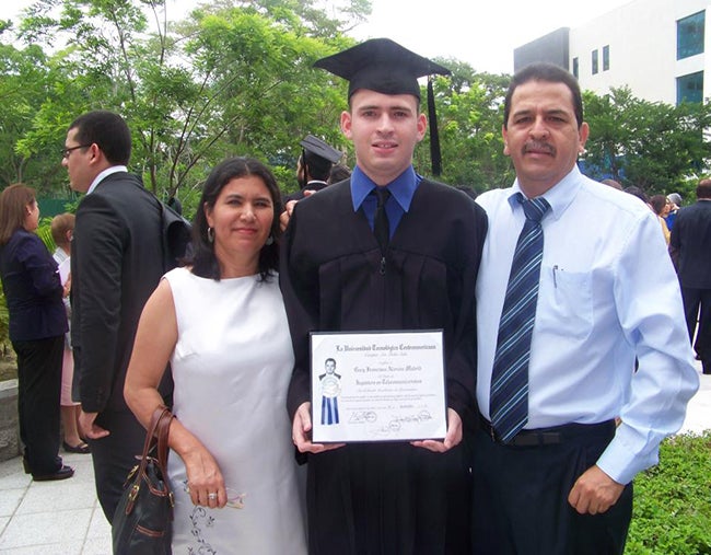 El nuevo ingeniero en Telecomunicaciones, Gary Alarcón, junto a sus orgullosos padres, Digna y Oscar Alarcón.