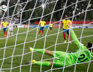 Ecuador's player Pervis Estupinan (R back) scores against Honduras during their FIFA U-17 World Cup Chile 2015 football match at Fiscal de Talca stadium in Talca, Chile, on October 18, 2015. AFP / ADRIAN AYLWIN / PHOTOSPORT