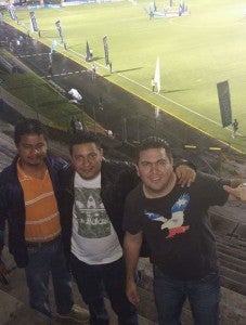 Aficionados disfrutan del partido.