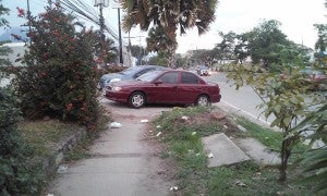 Usuarios se quejan por vehículo que se estacionan en la acera.