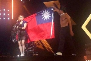 La bandera de Taiwán fue  extendida en medio del concierto de la cantante.